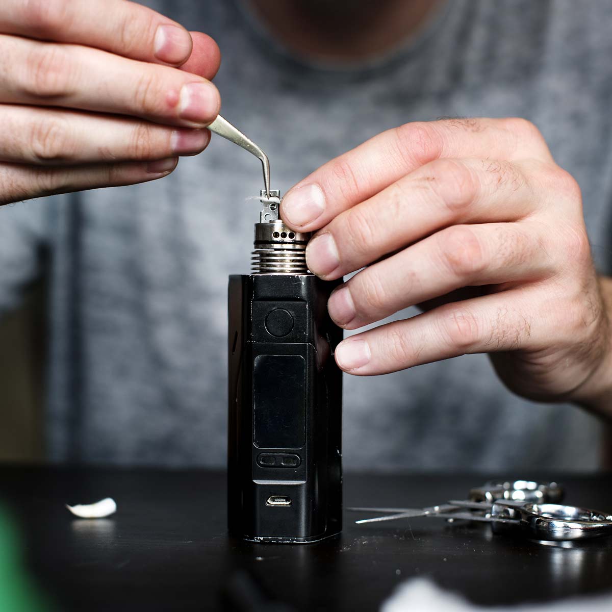 Уход за электронной сигаретой в случае с мехмодом сводится к регулярной очистке контактной группы