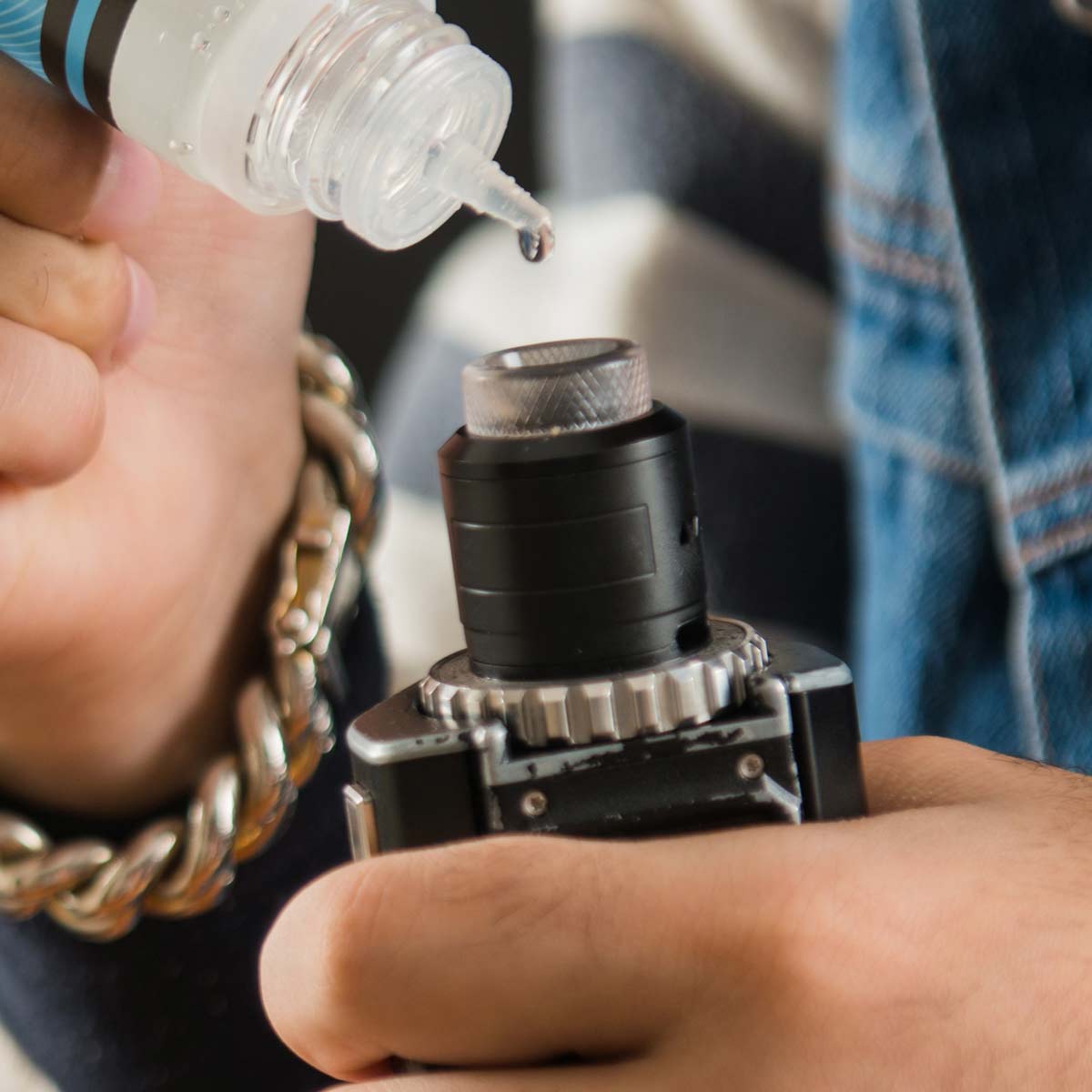 Можно использовать бутылки с дозатором и капельницей